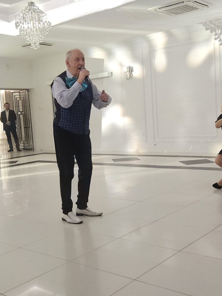 Andrzeja Rosiewicz wykonuje swoje najlepsze przeboje.